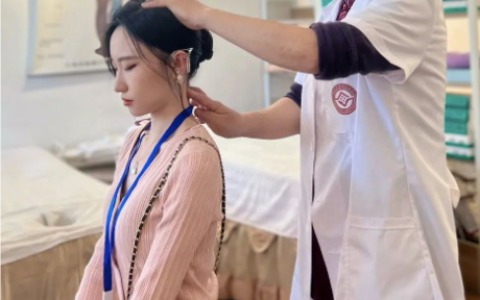 50年功夫藏在两指之间：蔡李佛中医如何摸出脊柱问题