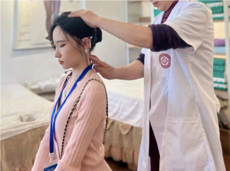 50年功夫藏在两指之间：蔡李佛中医如何摸出脊柱问题