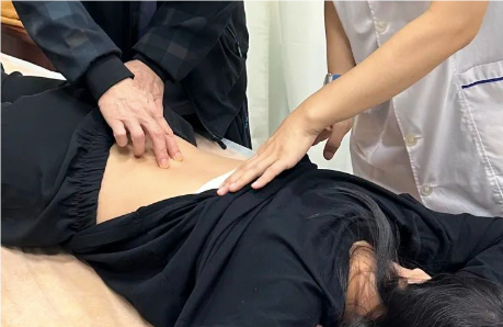 50年功夫藏在两指之间:蔡李佛中医如何摸出脊柱问题